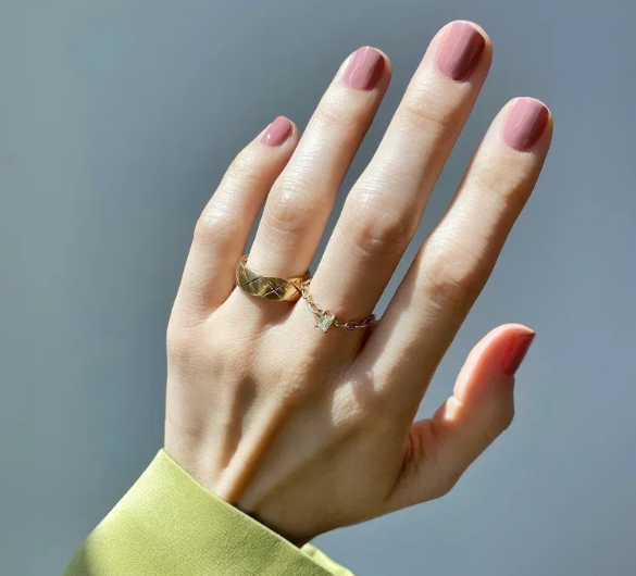 Не нюд: в сети показали самый стильный маникюр осени