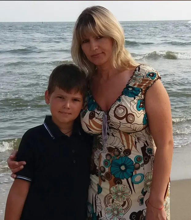 "На місці квартири брата – купа каміння, а в кімнаті у мами горів вогонь": киянка, яка вижила під час російської атаки по будинку в Дарниці, розповіла про загибель близьких