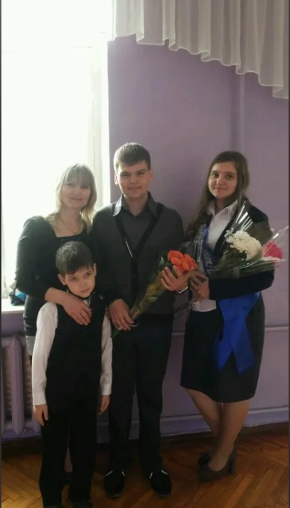 "На місці квартири брата – купа каміння, а в кімнаті у мами горів вогонь": киянка, яка вижила під час російської атаки по будинку в Дарниці, розповіла про загибель близьких