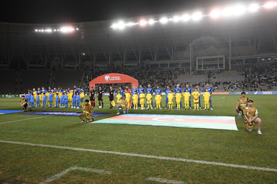 "Ганьба українського футболу". Ребров зважився на кардинальний крок після провалу в матчі з Азербайджаном. Фотофакт