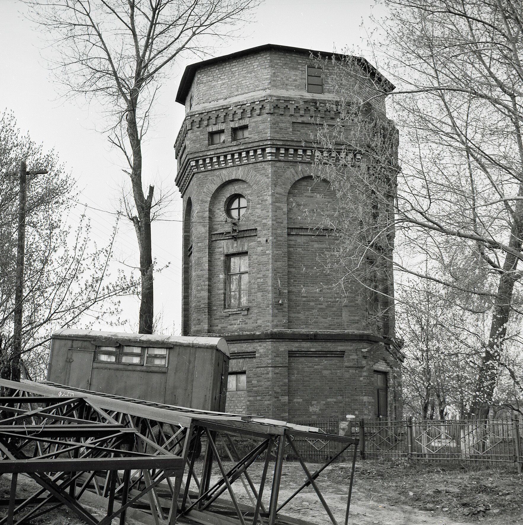Старі фото України: у мережі показали, якими були раніше водонапірні вежі