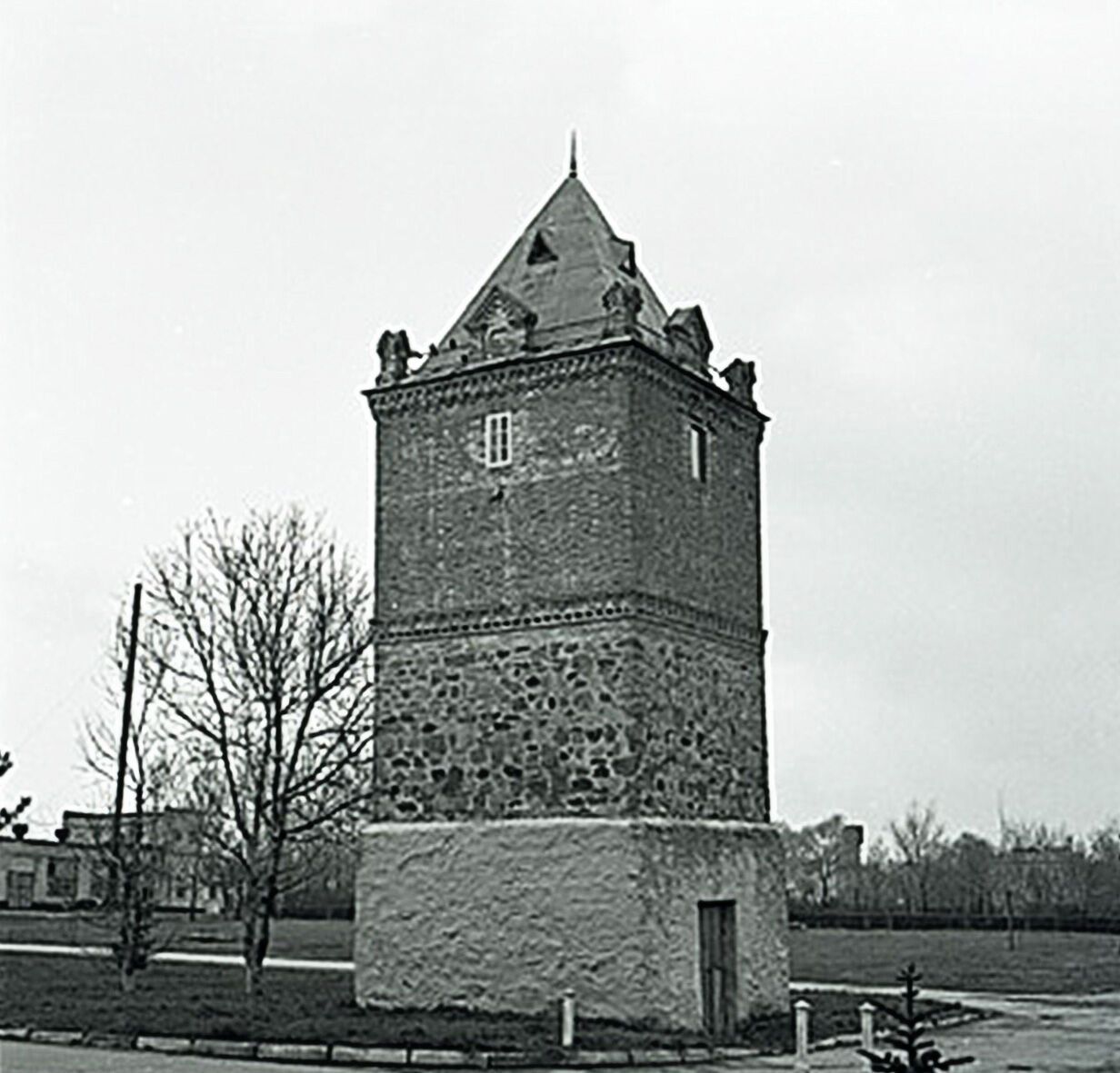 Старі фото України: у мережі показали, якими були раніше водонапірні вежі