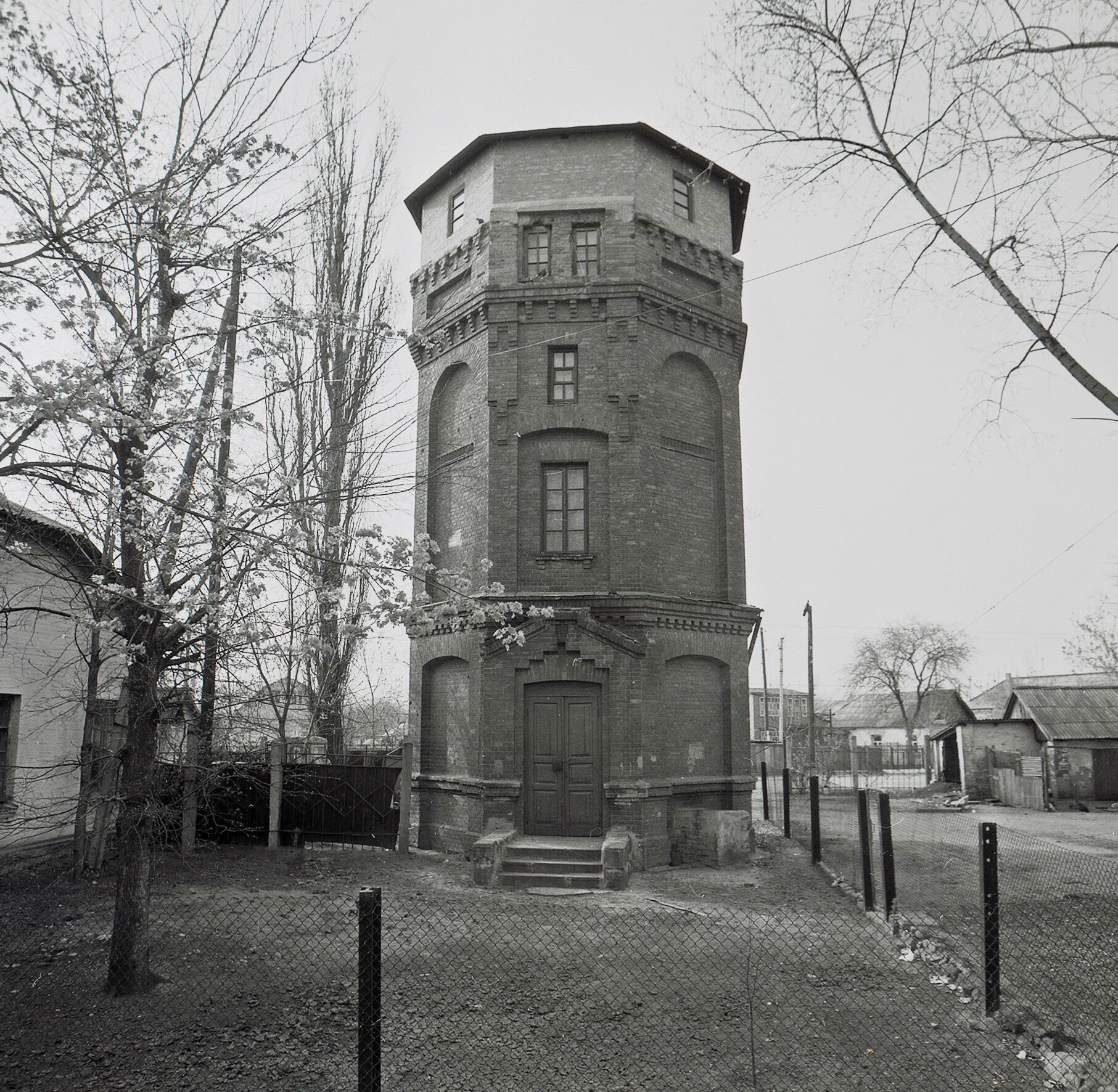 Старі фото України: у мережі показали, якими були раніше водонапірні вежі