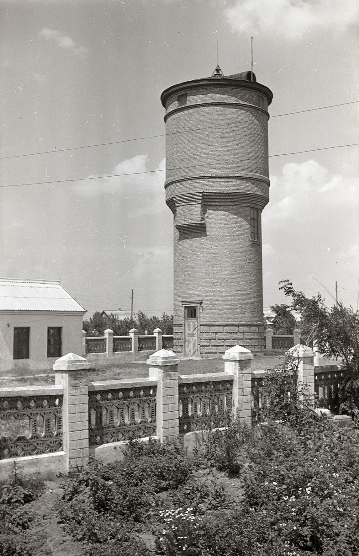 Старі фото України: у мережі показали, якими були раніше водонапірні вежі