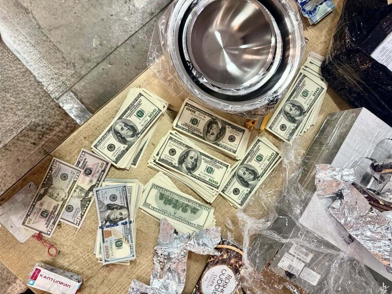 Киевские таможенники обнаружили в посылке валюту более чем на 1,67 млн грн, спрятанную в упаковки из шоколадок. Фото