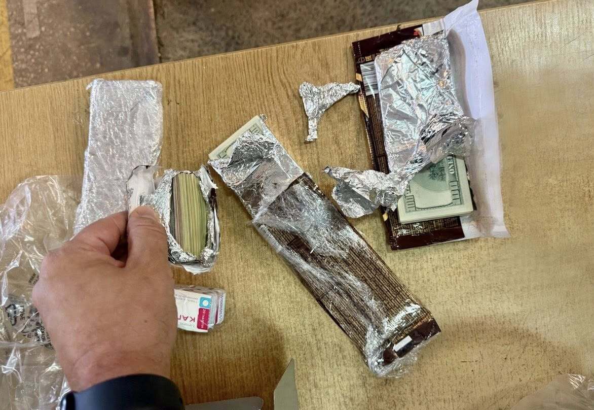 Киевские таможенники обнаружили в посылке валюту более чем на 1,67 млн грн, спрятанную в упаковки из шоколадок. Фото
