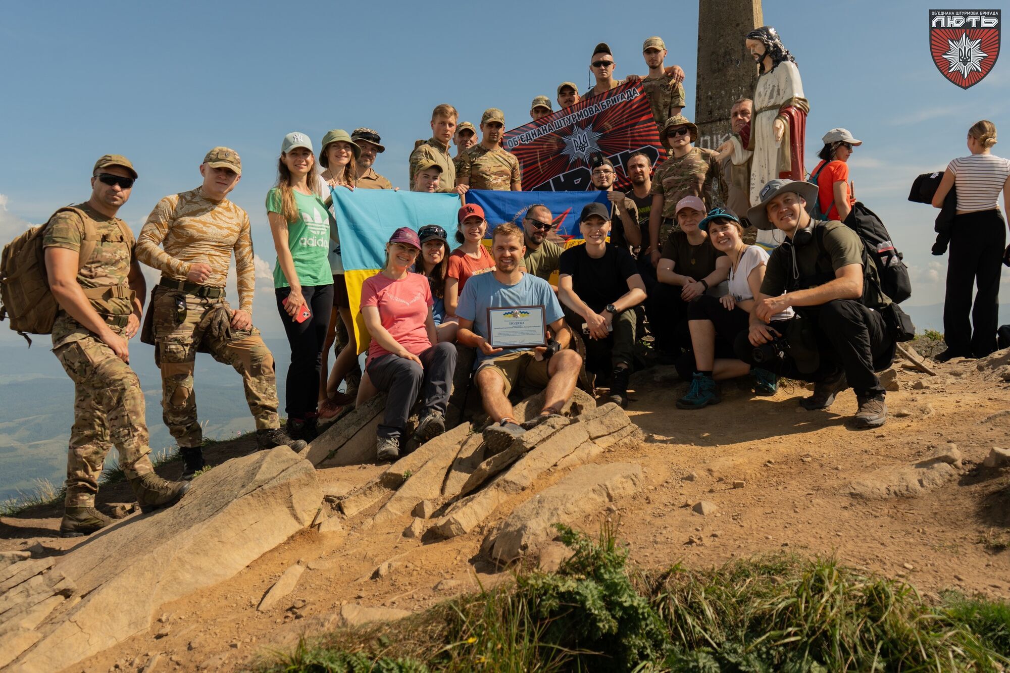 Віра, сила і підтримка: українські поліцейські та ветерани війни підкорили Карпати після тяжких поранень. Фото