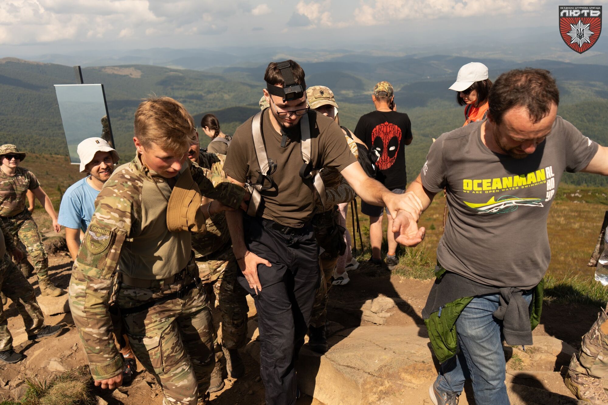 Віра, сила і підтримка: українські поліцейські та ветерани війни підкорили Карпати після тяжких поранень. Фото
