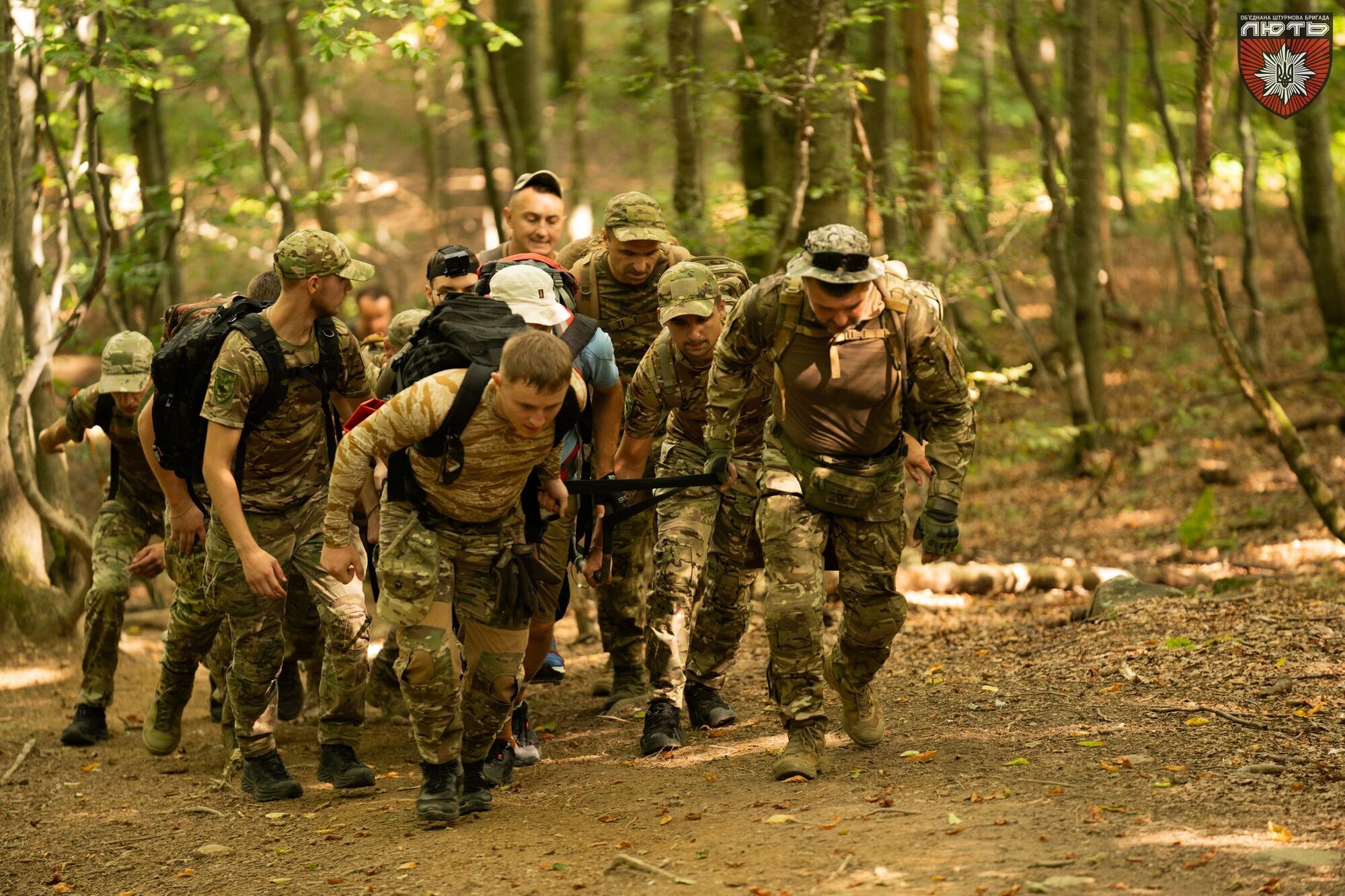 Віра, сила і підтримка: українські поліцейські та ветерани війни підкорили Карпати після тяжких поранень. Фото