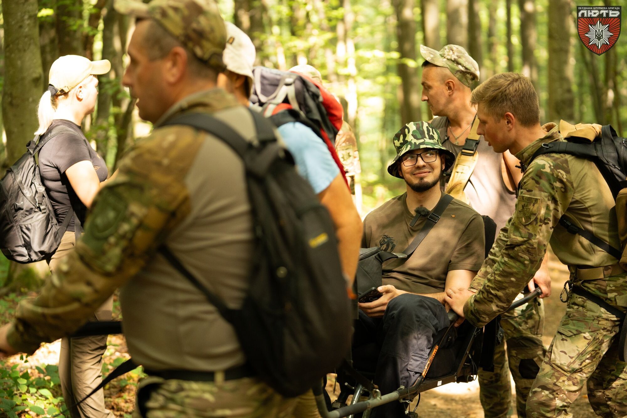 Віра, сила і підтримка: українські поліцейські та ветерани війни підкорили Карпати після тяжких поранень. Фото
