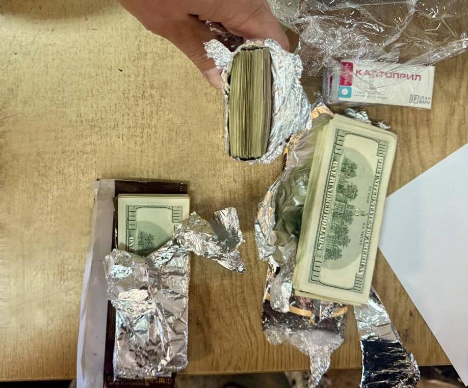 Киевские таможенники обнаружили в посылке валюту более чем на 1,67 млн грн, спрятанную в упаковки из шоколадок. Фото
