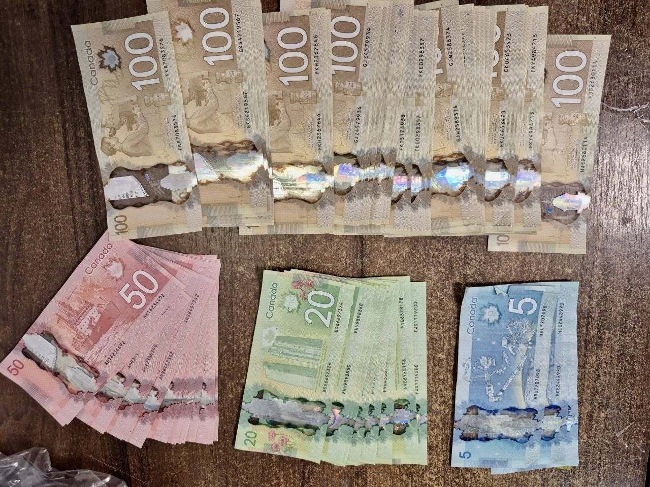 Киевские таможенники обнаружили в посылке валюту более чем на 1,67 млн грн, спрятанную в упаковки из шоколадок. Фото