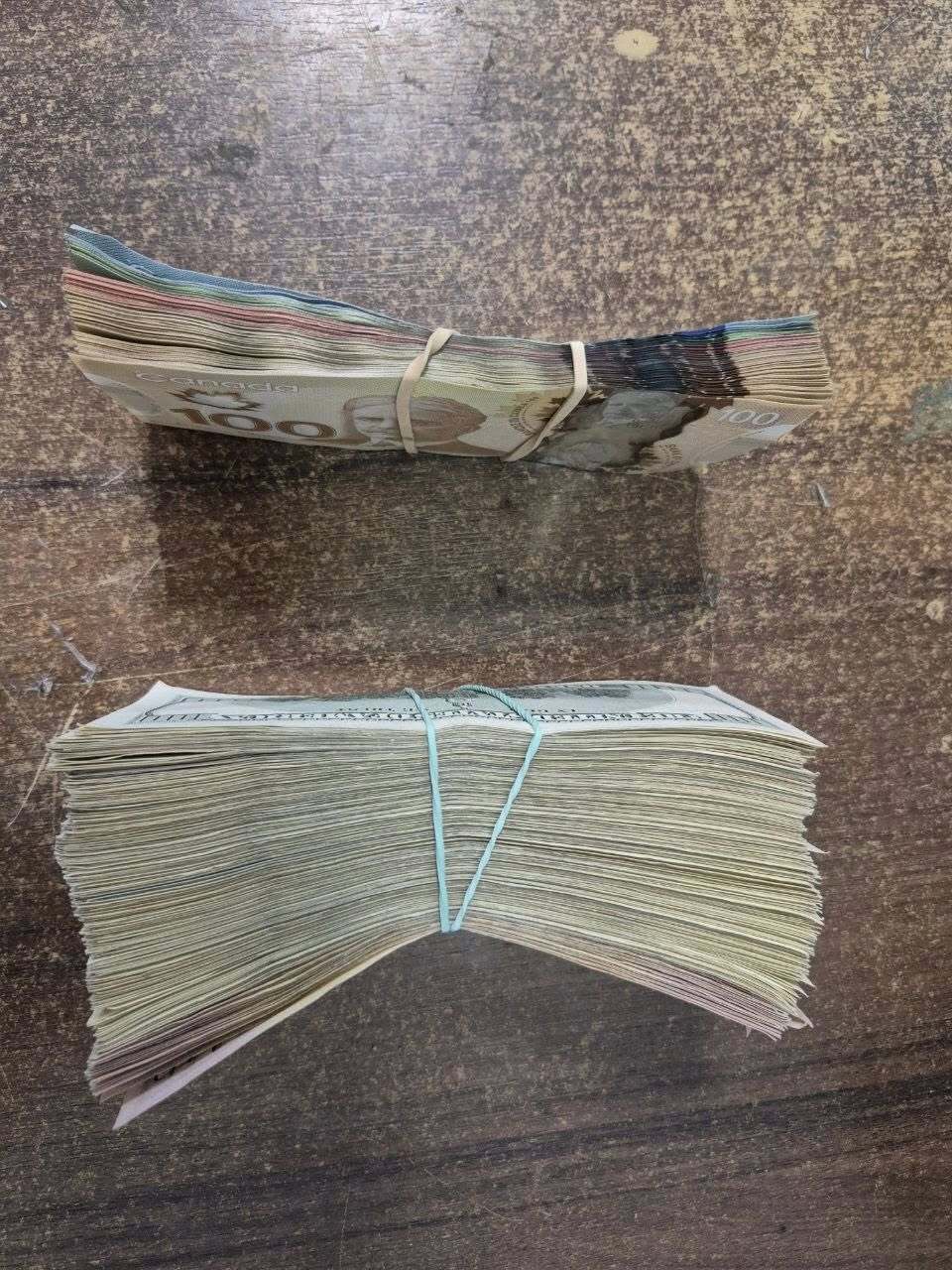 Киевские таможенники обнаружили в посылке валюту более чем на 1,67 млн грн, спрятанную в упаковки из шоколадок. Фото