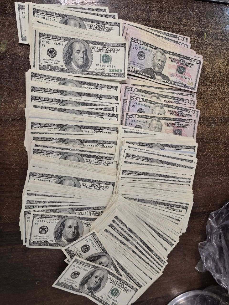 Киевские таможенники обнаружили в посылке валюту более чем на 1,67 млн грн, спрятанную в упаковки из шоколадок. Фото