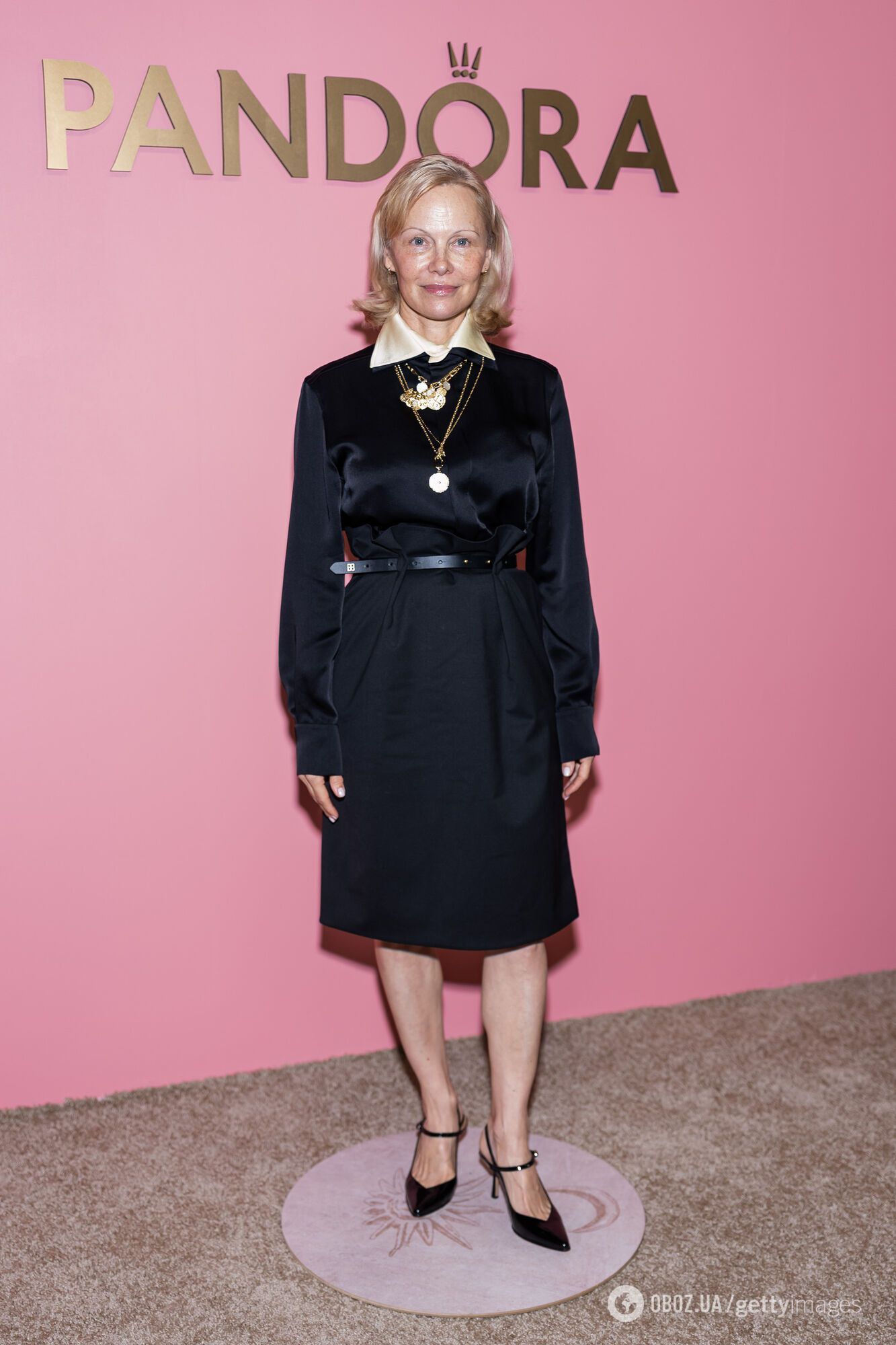 Український бренд і ні краплі макіяжу: Памела Андерсон підкорила червону доріжку образом у стилі "офісної сирени". Фото