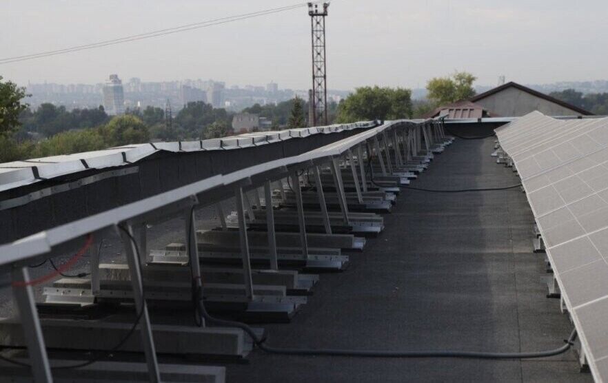 В Днепре систему солнечных панелей установили на одном из первых ПТУ