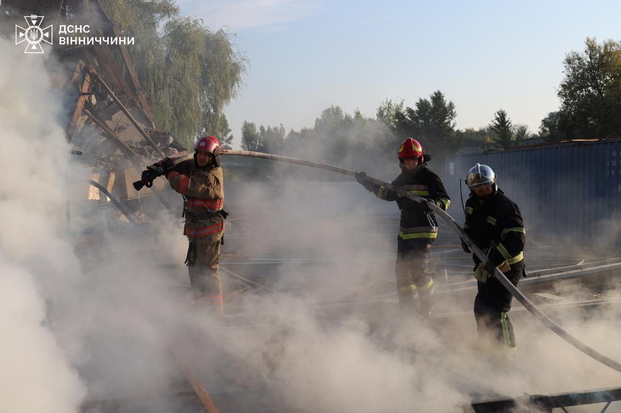 Оккупанты атаковали Винницкую область: есть попадания в гражданские промышленные объекты, пострадали десятки людей. Фото и видео