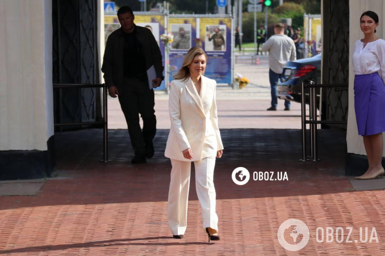 Зеленська залишилася вірна традиції на Саміті перших леді та джентльменів: який образ вона обирає з року в рік. Фото