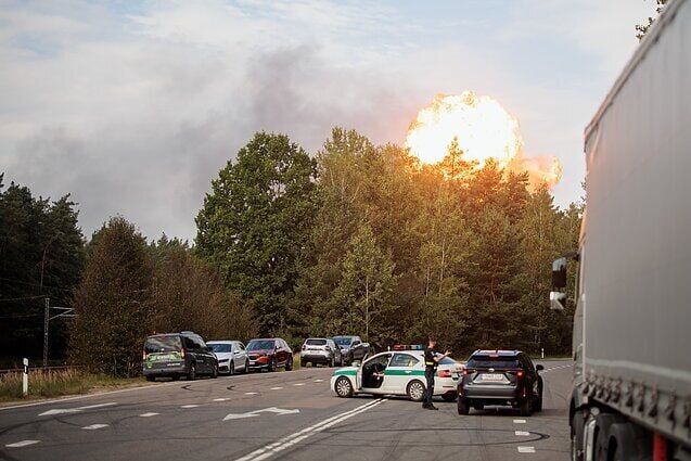 У Литві спалахнули 8 цистерн зі скрапленим газом: поряд стояв транзитний потяг до Калінінграда. Фото й відео