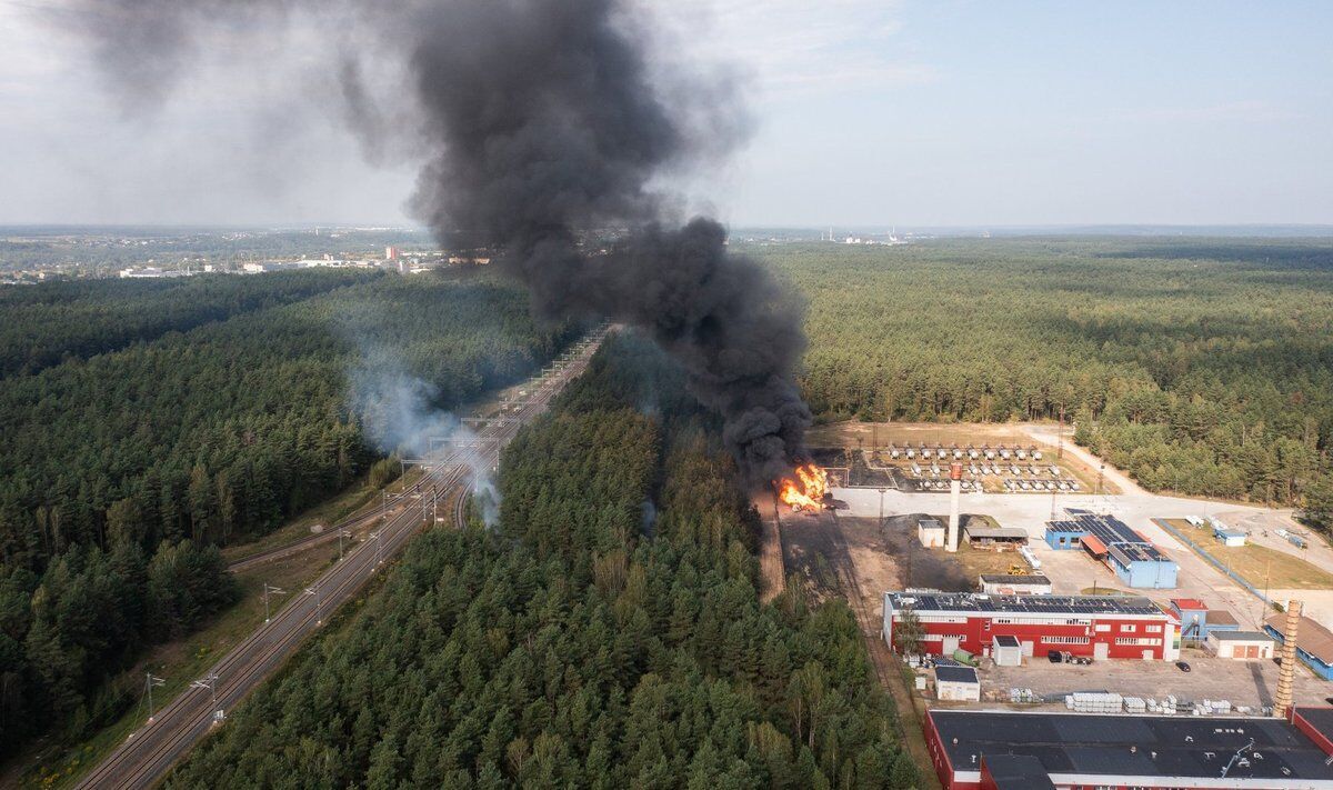 У Литві спалахнули 8 цистерн зі скрапленим газом: поряд стояв транзитний потяг до Калінінграда. Фото й відео