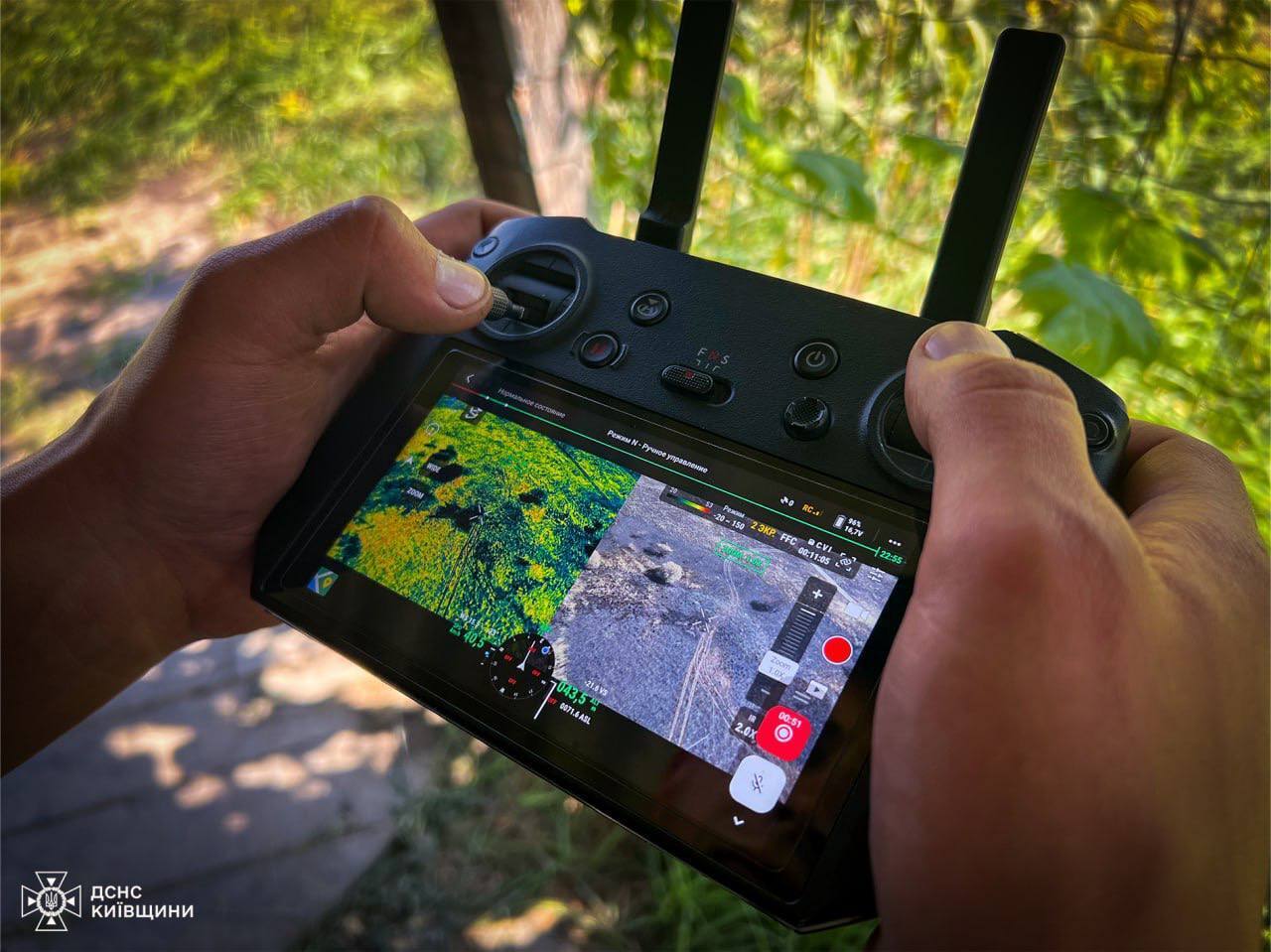 На Київщині сталась масштабна пожежа на торфовищі: вогонь гасять майже добу. Фото та відео