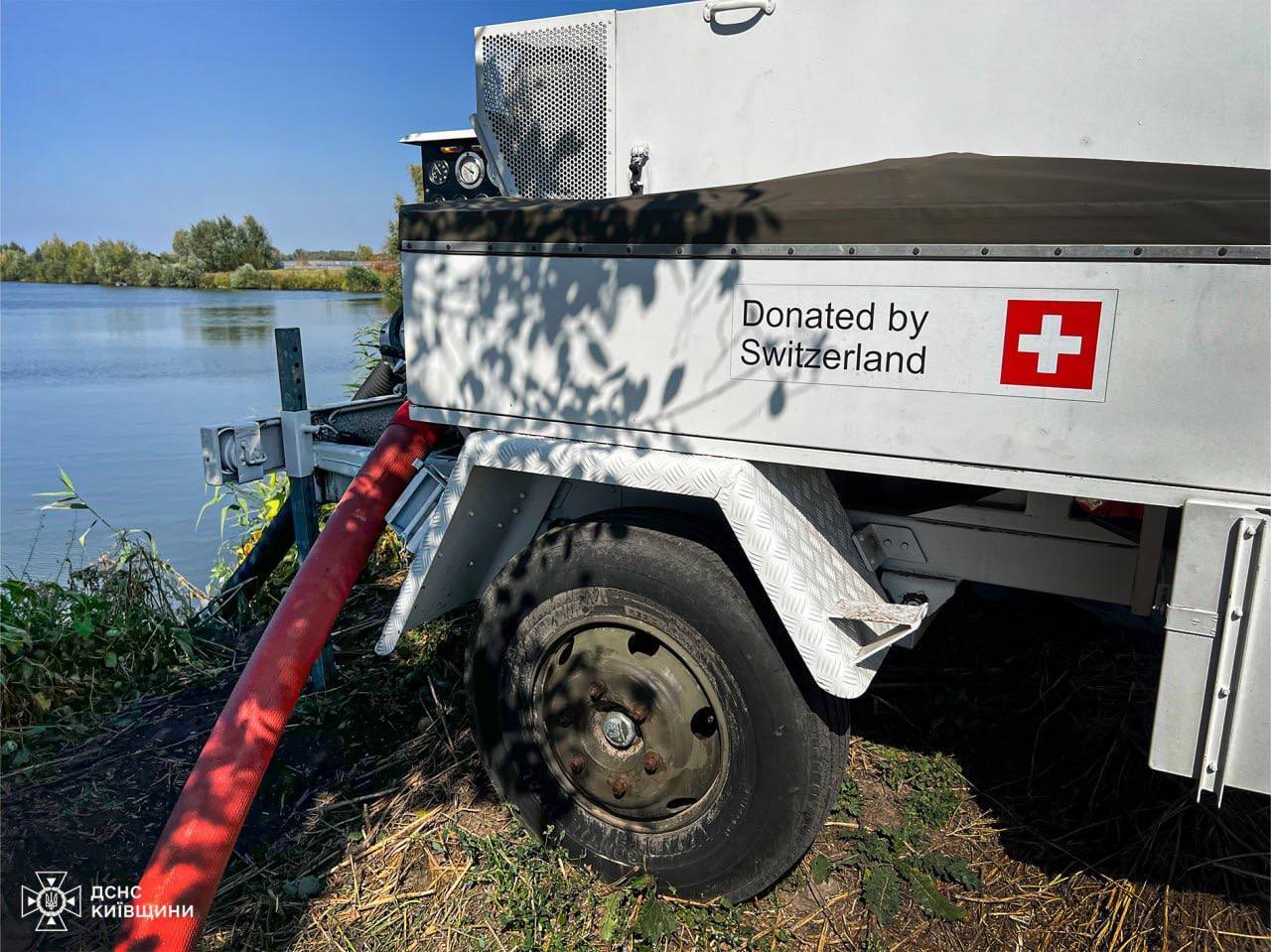 На Київщині сталась масштабна пожежа на торфовищі: вогонь гасять майже добу. Фото та відео