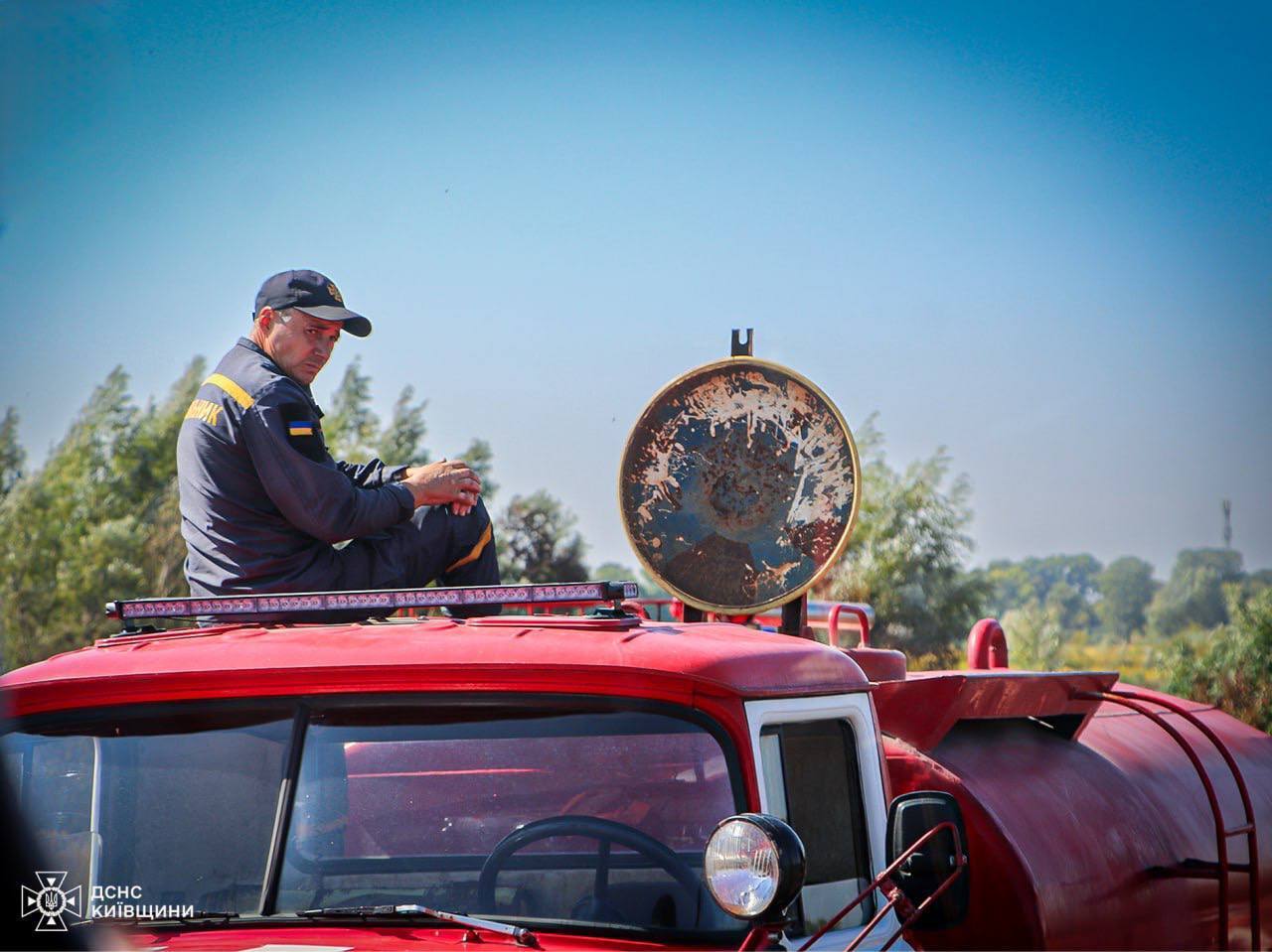 На Київщині сталась масштабна пожежа на торфовищі: вогонь гасять майже добу. Фото та відео