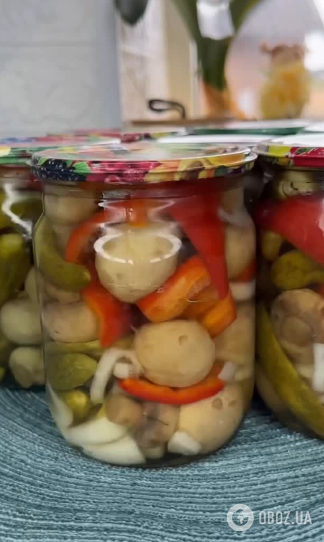 Все в одной банке: как закрыть вкусный салат с грибами, перцем и огурцами на зиму