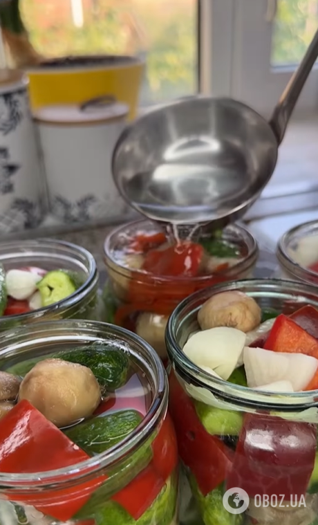 Все в одной банке: как закрыть вкусный салат с грибами, перцем и огурцами на зиму