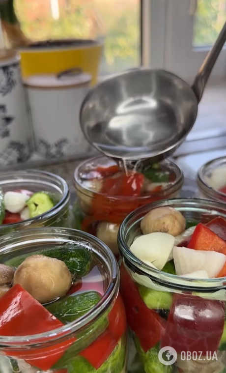 Все в одной банке: как закрыть вкусный салат с грибами, перцем и огурцами на зиму
