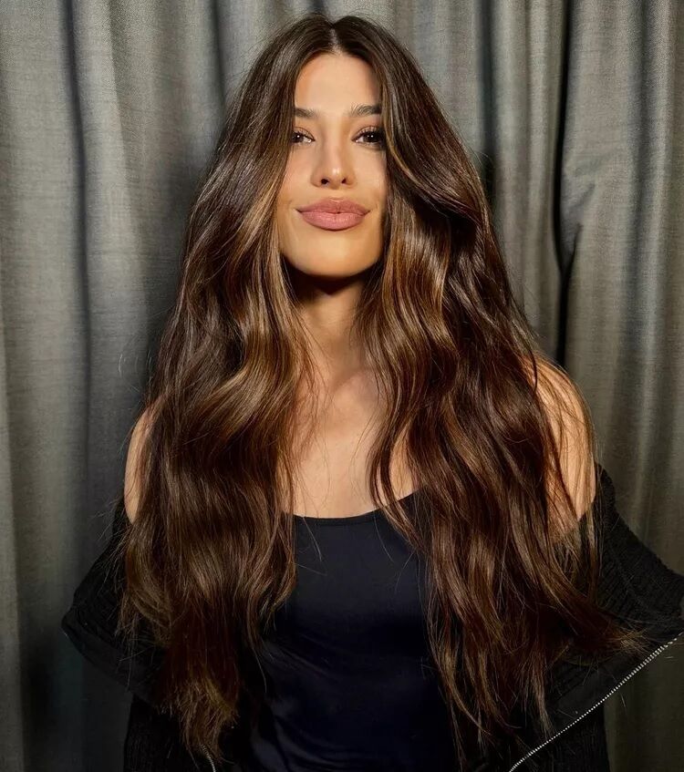 Выглядят невероятно: лучшие темные цвета волос на осень