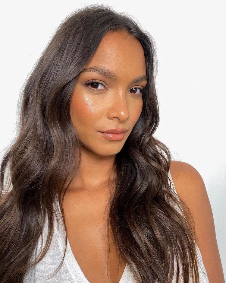 Выглядят невероятно: лучшие темные цвета волос на осень