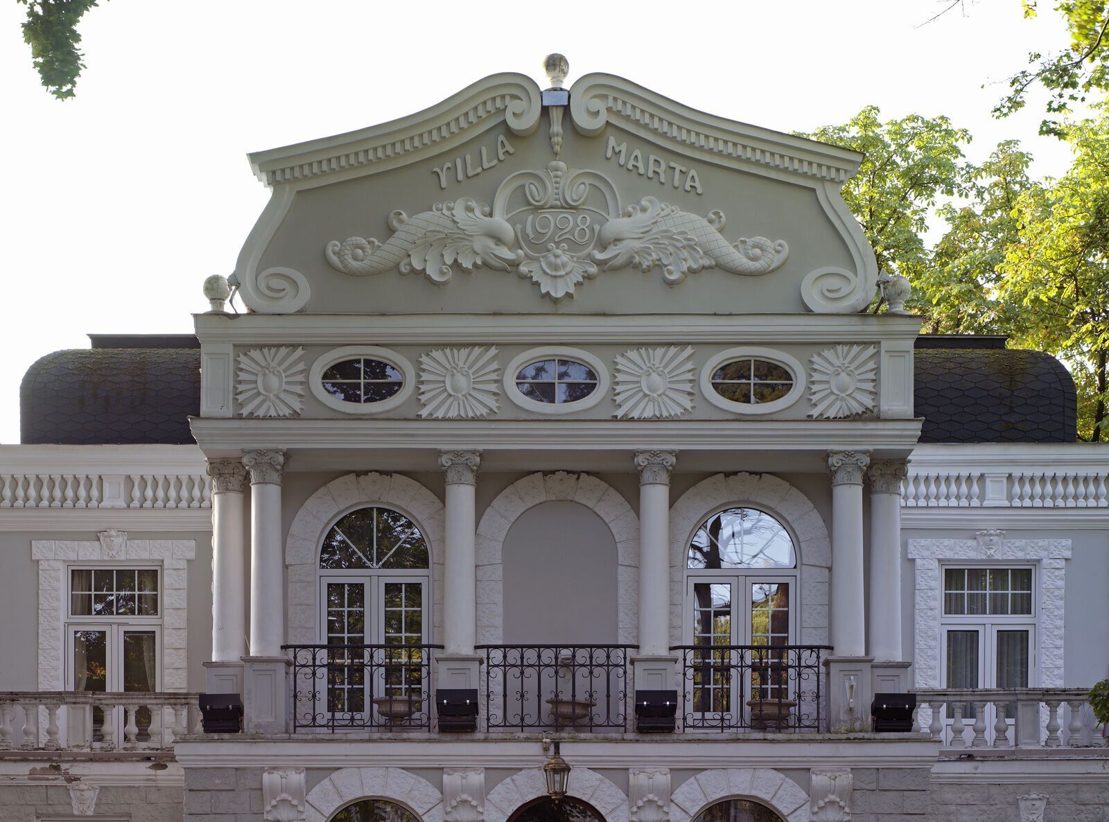 100-летняя вилла с "гениальным" дизайном: как выглядит новый дом Пугачевой и Галкина