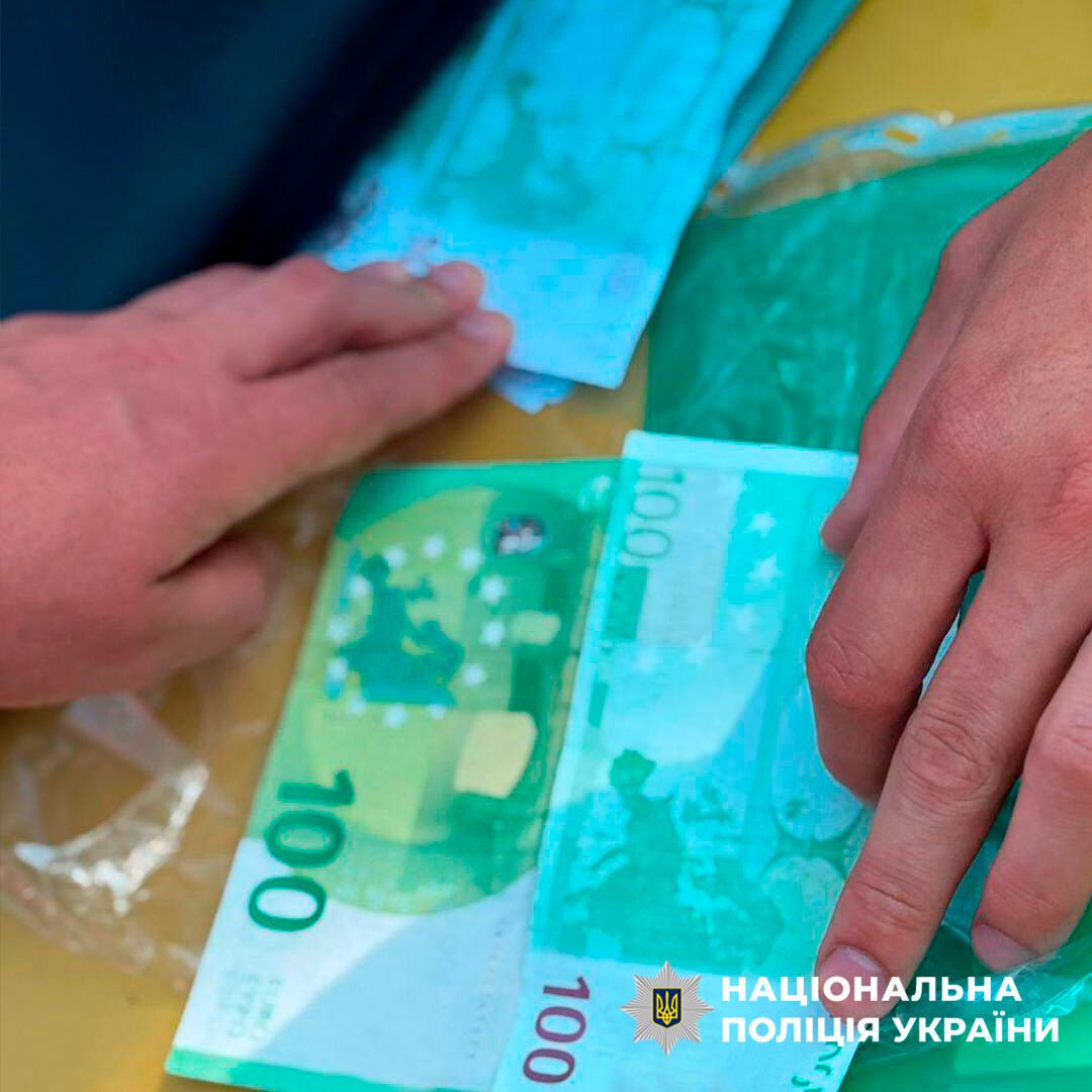 В Киеве задержали "турагента", который обещал уклонистам поездки за границу. Подробности и фото