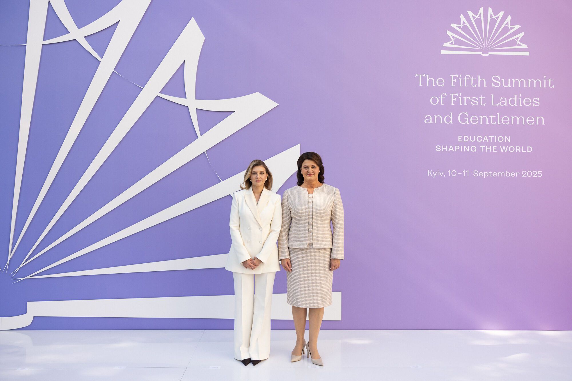 Символические броши и изысканные костюмы: как выглядели первые леди и джентльмены на Саммите Елены Зеленской