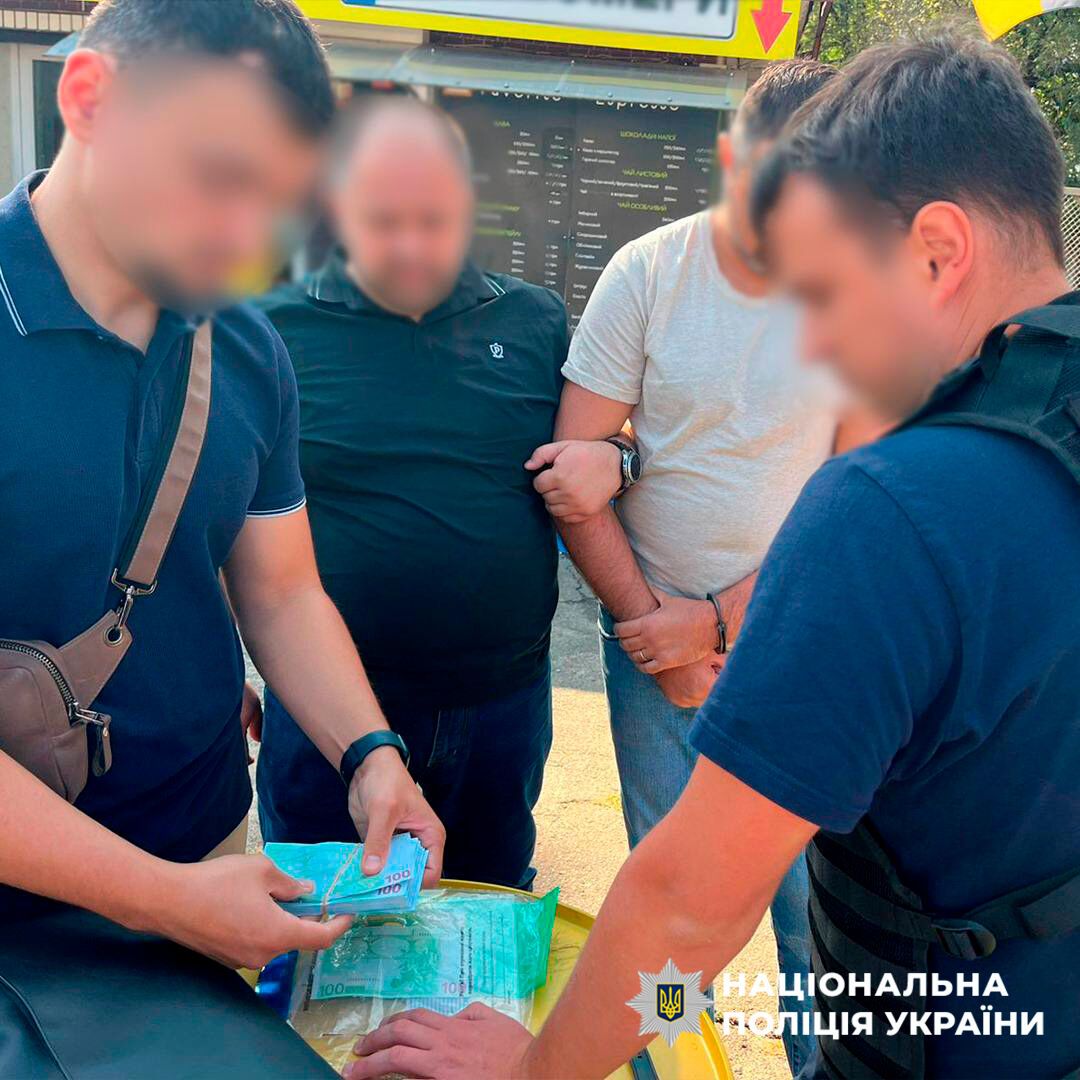 В Киеве задержали "турагента", который обещал уклонистам поездки за границу. Подробности и фото