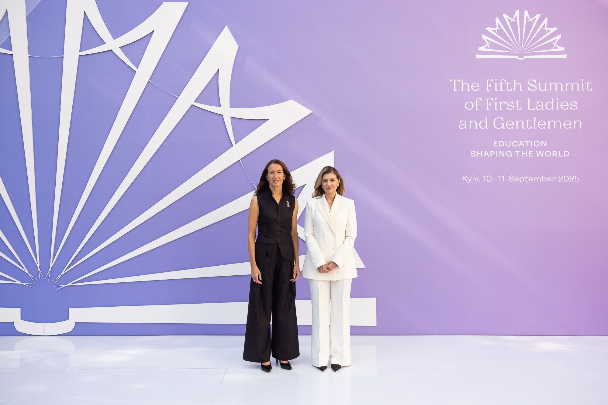 Символические броши и изысканные костюмы: как выглядели первые леди и джентльмены на Саммите Елены Зеленской