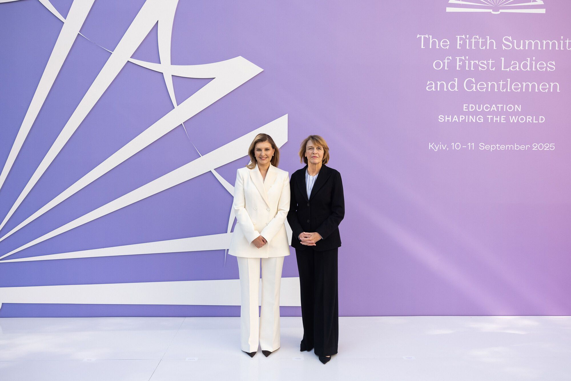 Символические броши и изысканные костюмы: как выглядели первые леди и джентльмены на Саммите Елены Зеленской