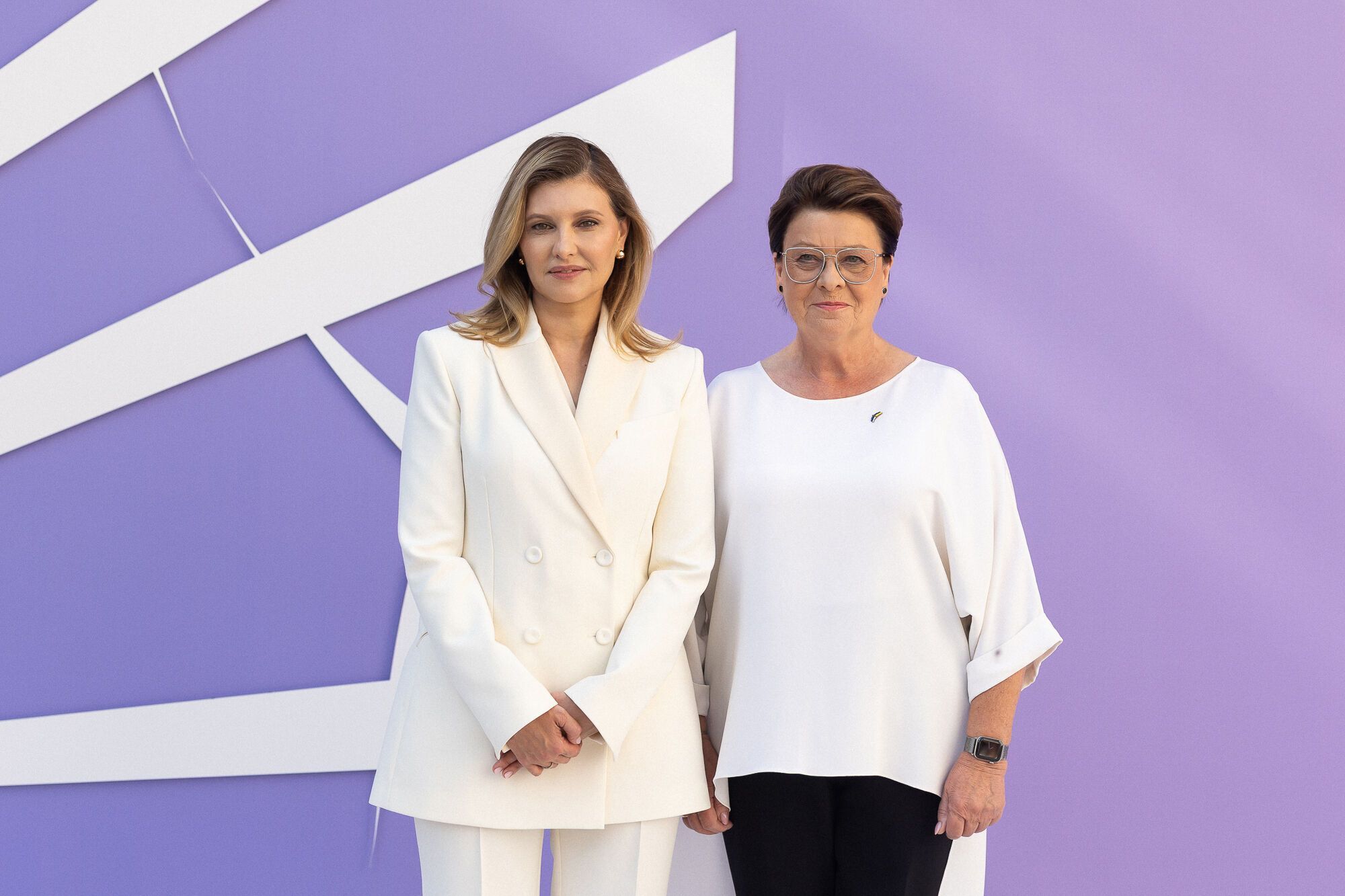 Символические броши и изысканные костюмы: как выглядели первые леди и джентльмены на Саммите Елены Зеленской