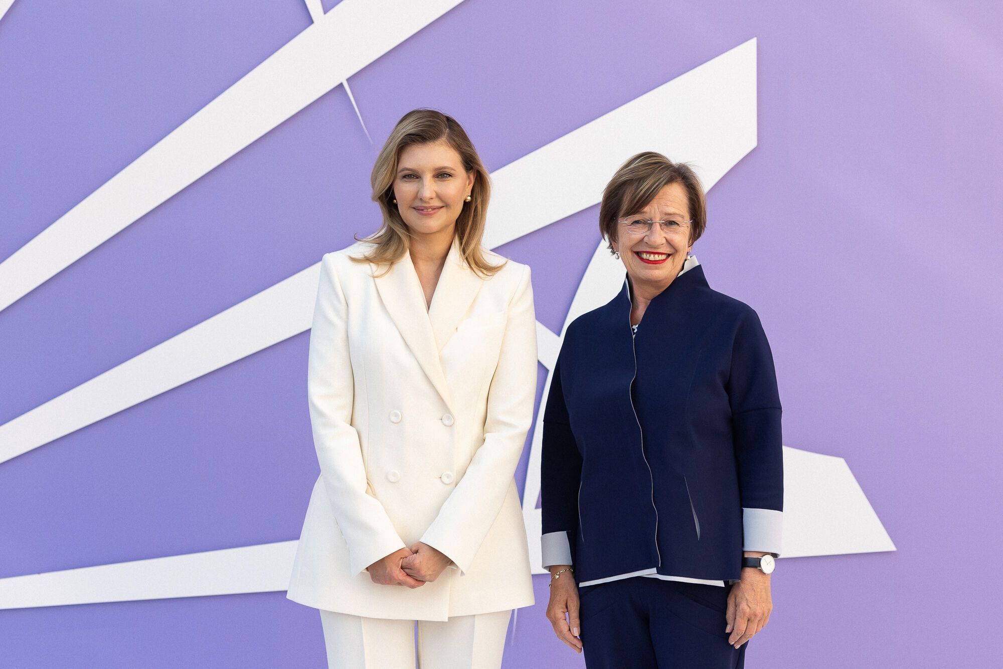 Символические броши и изысканные костюмы: как выглядели первые леди и джентльмены на Саммите Елены Зеленской