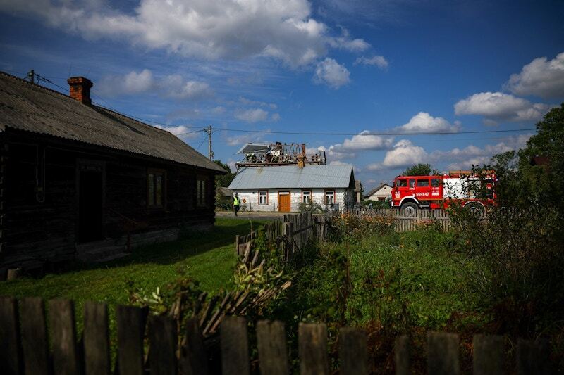 "Вдруг что-то громыхнуло": в дом поляков врезался дрон, когда они смотрели по телевизору репортаж о российских БПЛА
