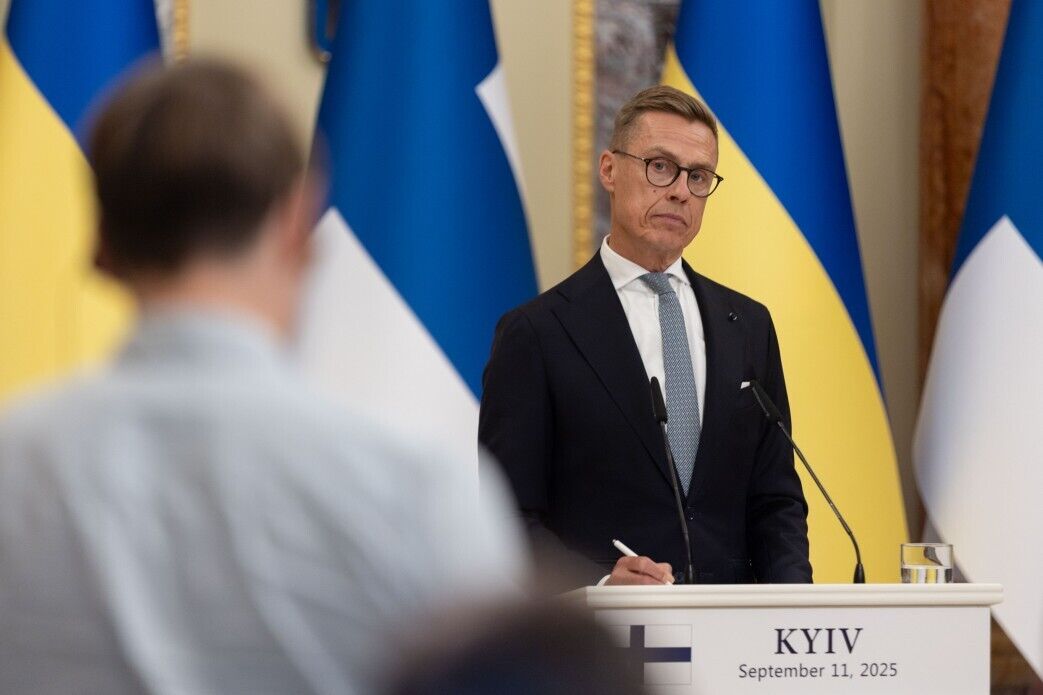 Президент Фінляндії прибув із візитом до Києва та вшанував памʼять загиблих захисників України. Фото й відео