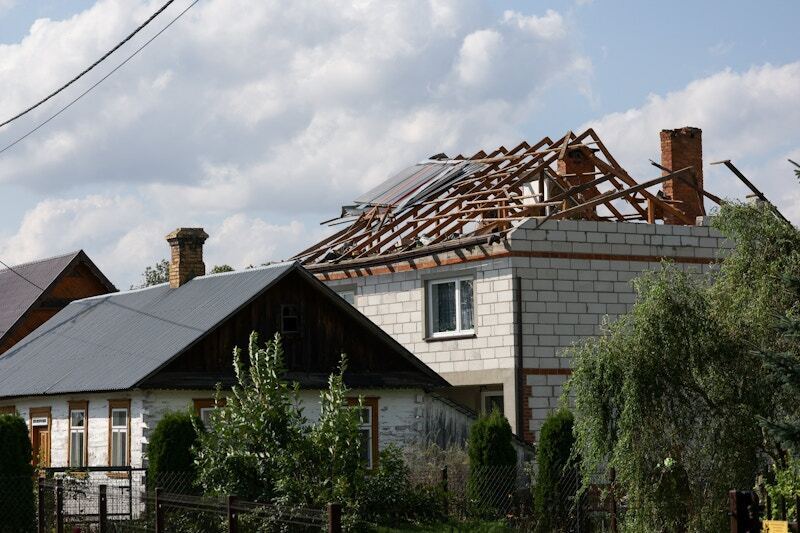 "Вдруг что-то громыхнуло": в дом поляков врезался дрон, когда они смотрели по телевизору репортаж о российских БПЛА