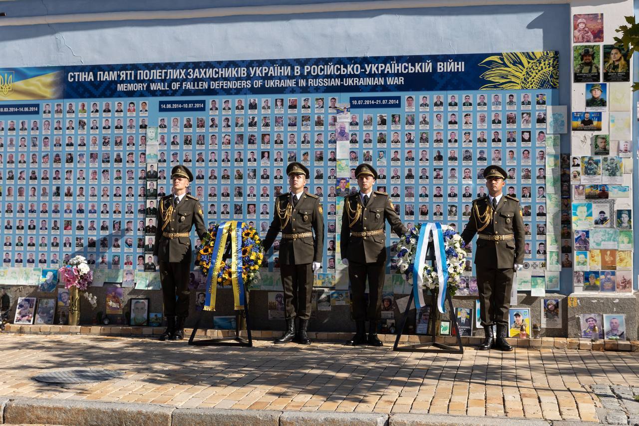 Президент Фінляндії прибув із візитом до Києва та вшанував памʼять загиблих захисників України. Фото й відео