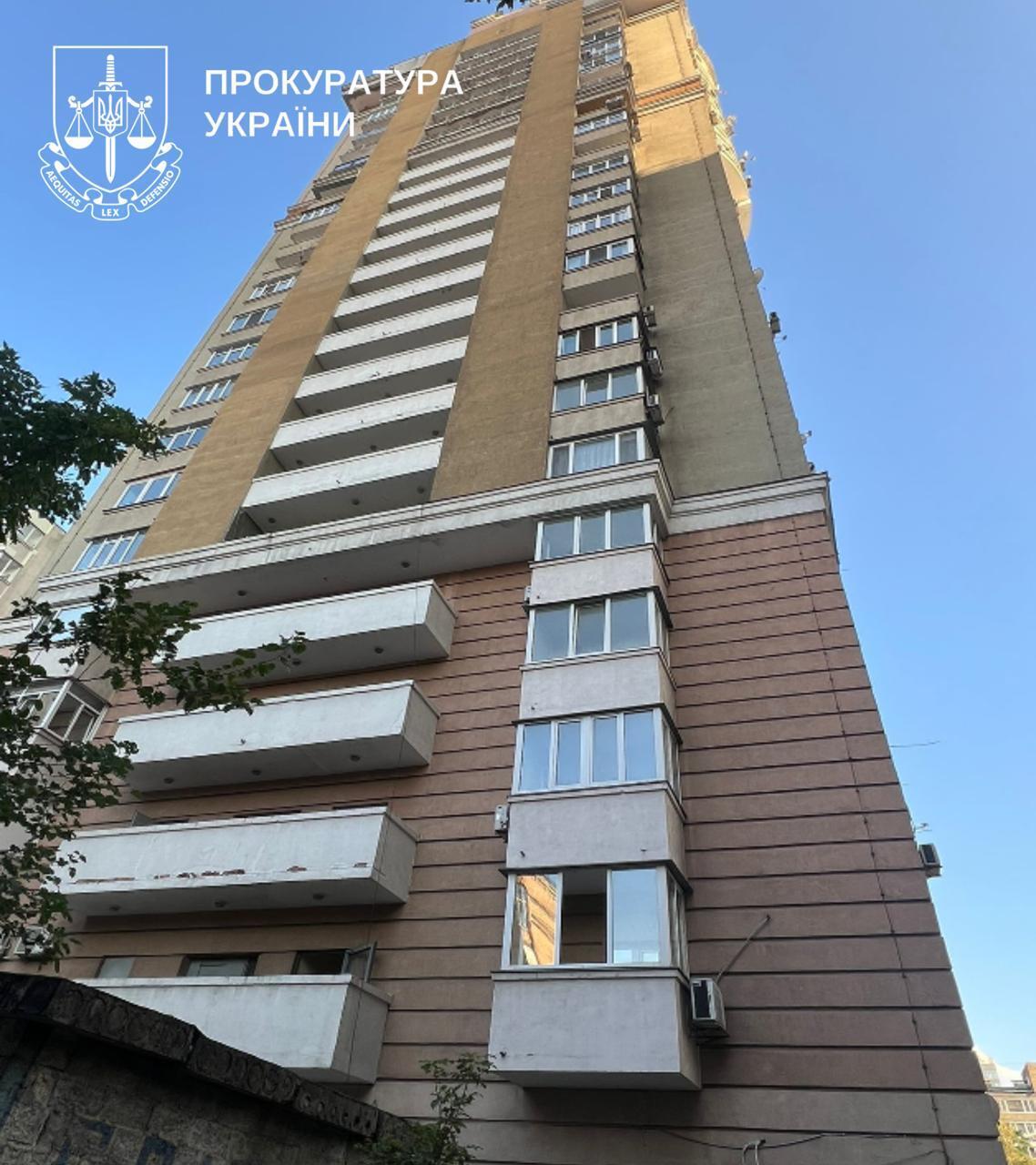 Тіла виявили в орендованій квартирі: у Києві поліція розслідує вбивство жінки та її 14-річної доньки. Фото