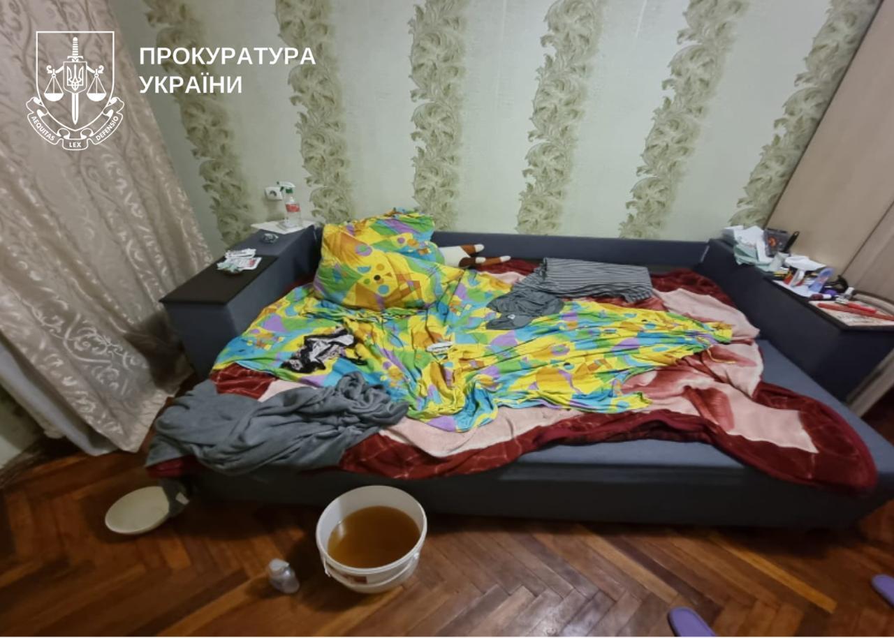 Тіла виявили в орендованій квартирі: у Києві поліція розслідує вбивство жінки та її 14-річної доньки. Фото