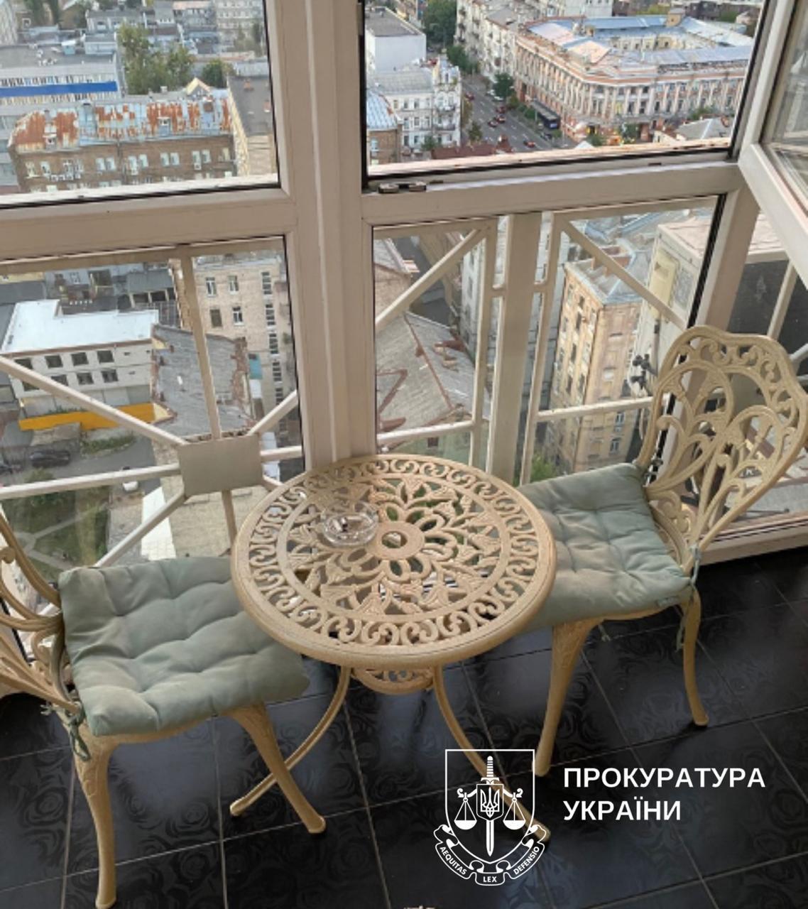 Тіла виявили в орендованій квартирі: у Києві поліція розслідує вбивство жінки та її 14-річної доньки. Фото