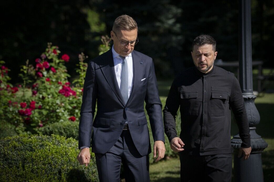 Президент Фінляндії прибув із візитом до Києва та вшанував памʼять загиблих захисників України. Фото й відео