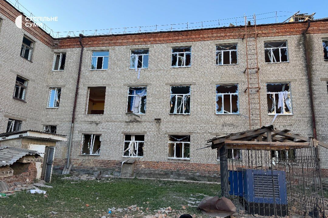 Оккупанты атаковали Сумское высшее профессиональное училище строительства и дизайна: здание частично разрушено. Фото и видео