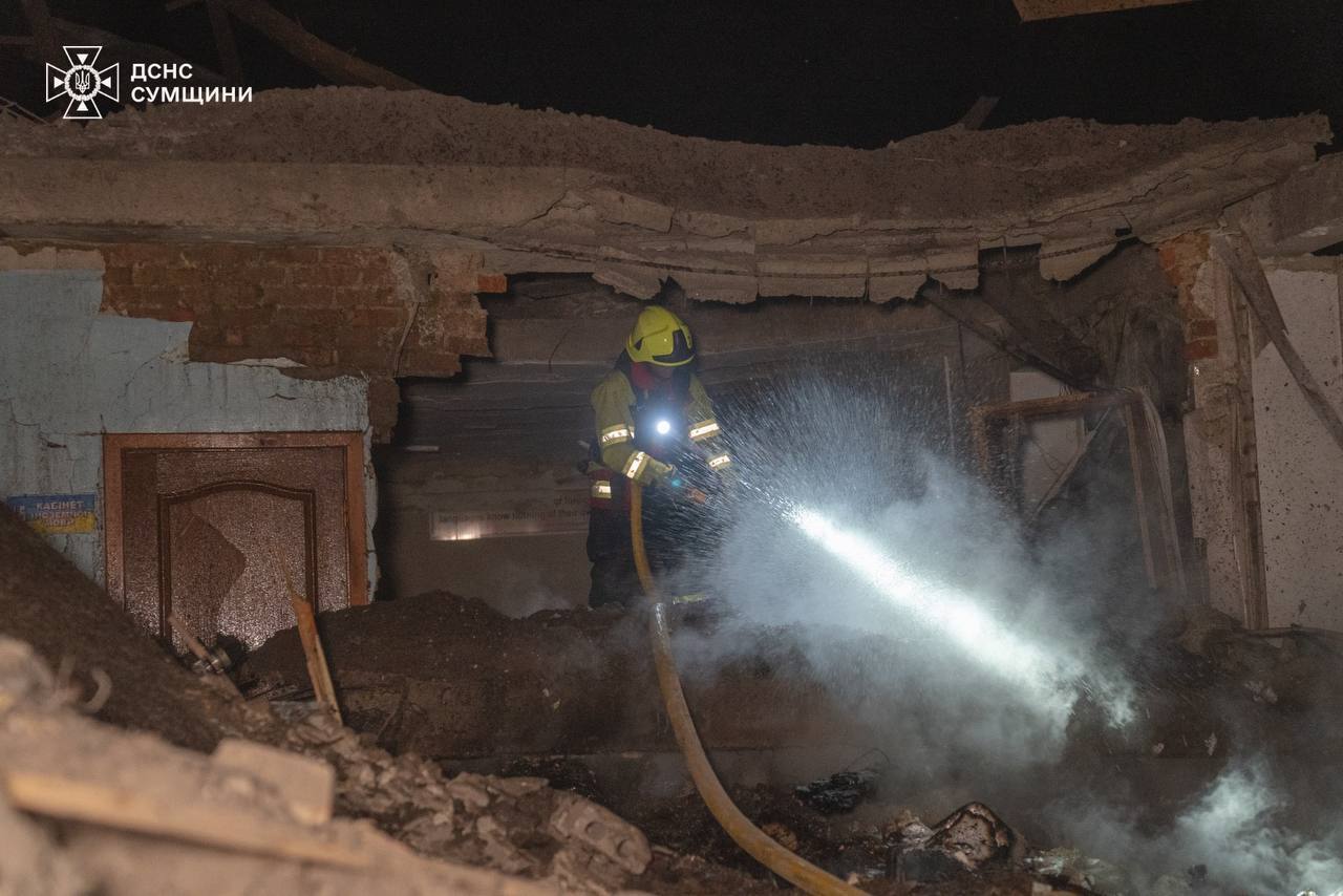 Оккупанты атаковали Сумское высшее профессиональное училище строительства и дизайна: здание частично разрушено. Фото и видео